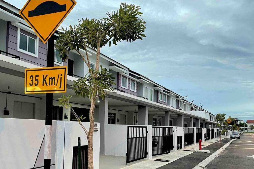 Hanan Homestay Klebang Ipoh With A View Of Mount Korbu, For Musl!M Only!! Ngoại thất bức ảnh